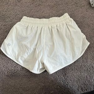 Women's White Lululemon Hotty hot low-rise lined shorts 2.5
